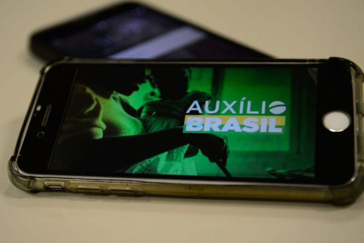 Caixa paga Auxílio Brasil a beneficiários com NIS final 3
