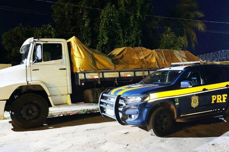 Caminhão adulterado é apreendido pela PRF em Cáceres