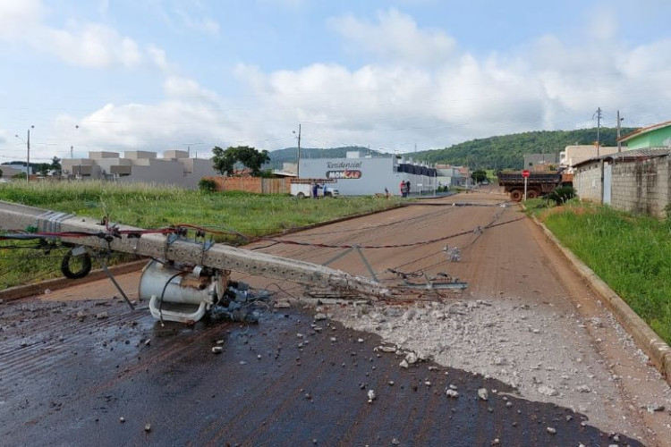 Caminhão derruba três postes e deixa parte da cidade sem energia e internet