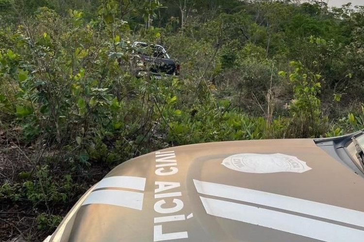 Camionete roubada em assentamento é recuperada pela Polícia Civil em área de mata