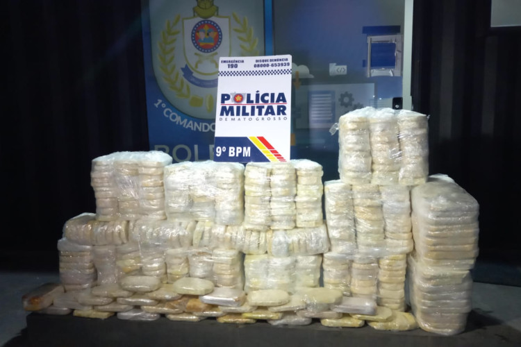 Carreta com 420 tabletes de pasta base de cocaína é apreendida pela PM
