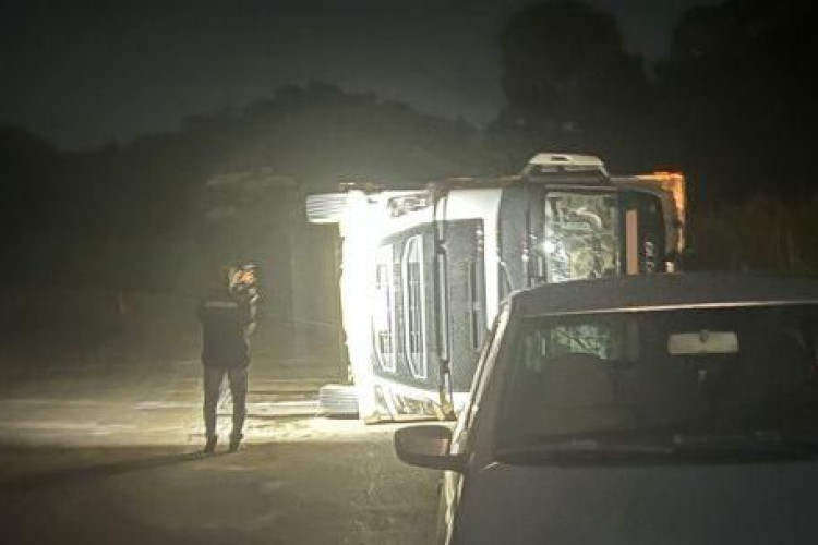 Carreta com carga de carne tomba e é saqueada na Serra de São Vicente