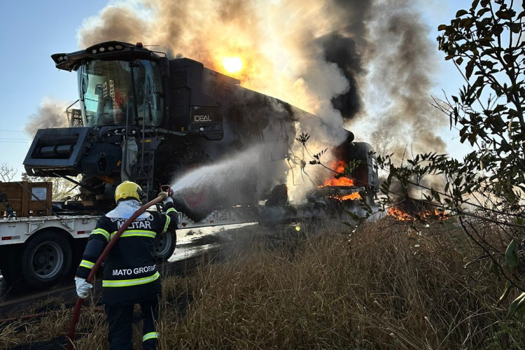 Corpo de Bombeiros Militar combate incêndio em carreta que transportava colheitadeira