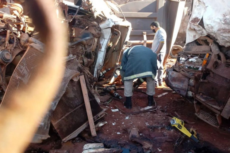 Corpo de Bombeiros socorre vítima que ficou presa nas ferragens após grave acidente em garimpo