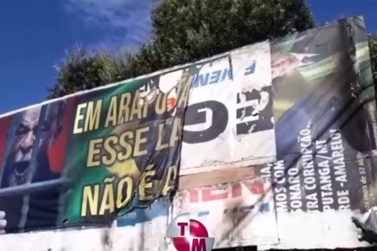 Desconhecidos colocam fogo em outdoor que criticava ex-presidente Lula em Araputanga