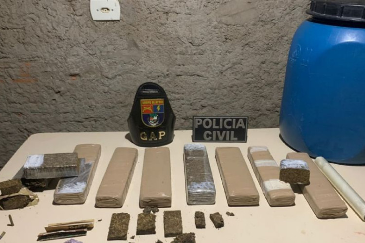 Dois suspeitos de venda de entorpecentes são presos em flagrante com mais de 10 tabletes de maconha em Mirassol d'Oeste