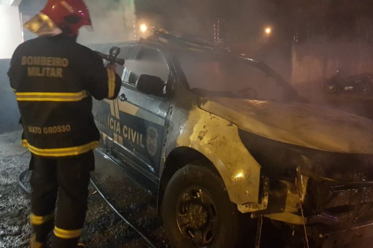 Doze suspeitos de participação em incêndio a viatura de delegacia são autuados em flagrante