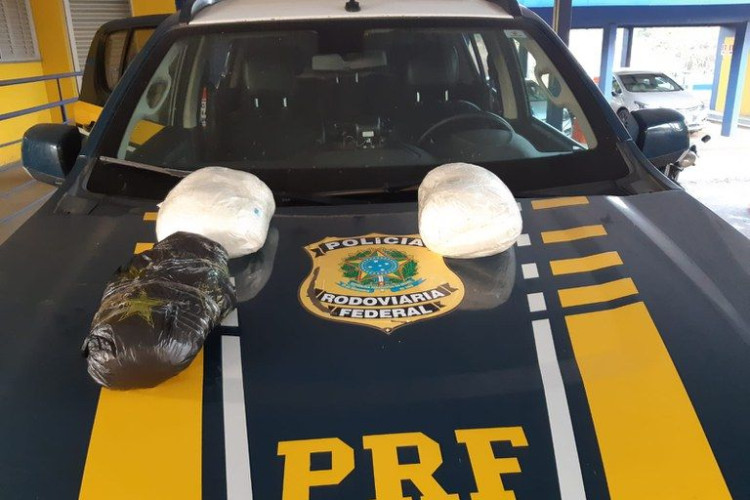 Droga é apreendida em ônibus que saiu de Pontes e Lacerda após fiscalização da PRF