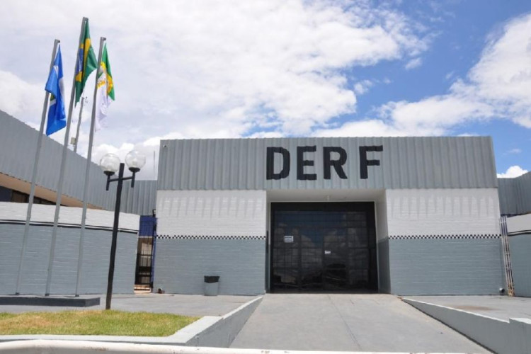 Dupla é presa em flagrante depois de furtar camionete e tentar jogar veículo contra policiais civis