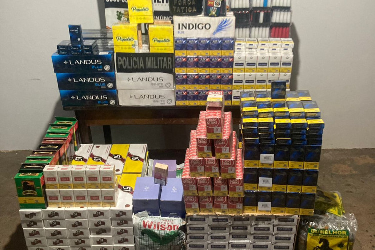 Dupla é presa em flagrante pela PM com mais de 500 maços de cigarros contrabandeados
