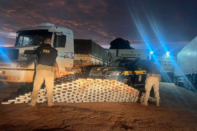 Em Cáceres-MT, PRF apreende 210kg de pasta base de cocaína