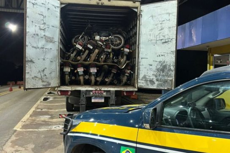 Em Cáceres, PRF recupera moto roubada transportada em carreta de sucata