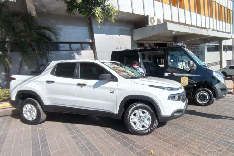 Entrega de caminhonetes e de furgão para transporte de presos trazem avanços para Polícia Civil no interior do estado