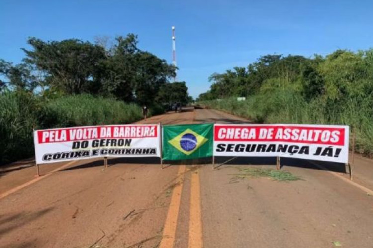 Fazendeiros e sitiantes de Cáceres (MT) bloqueiam fronteira com a Bolívia em protesto contra assaltos na região