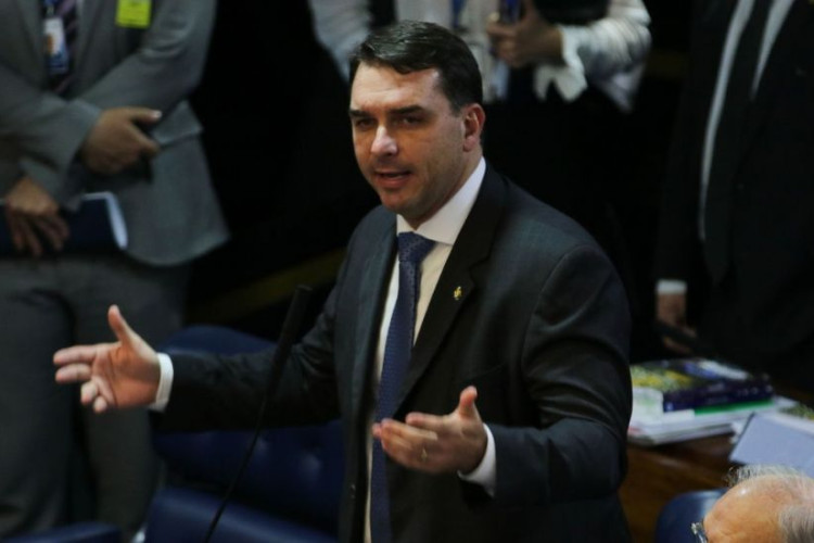 Flávio Bolsonaro agradece pelos votos dados ao pai nas eleições