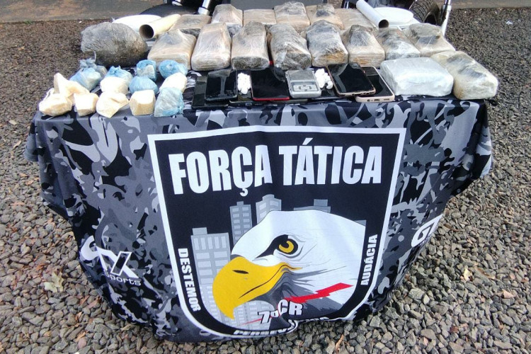 Força Tática prende oito pessoas por tráfico de drogas e apreende 10 quilos de entorpecentes