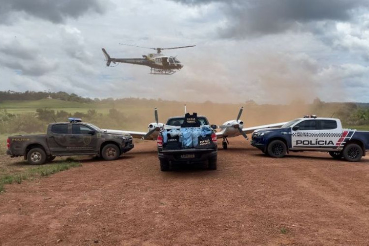 Forças de segurança interceptam avião e apreendem 400 kg de cocaína