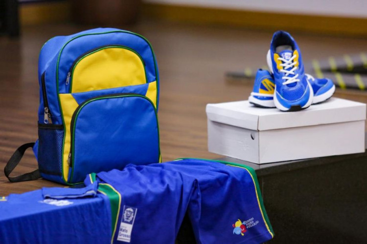 Governo de MT finaliza licitação e 380 mil estudantes da rede estadual receberão kits uniformes