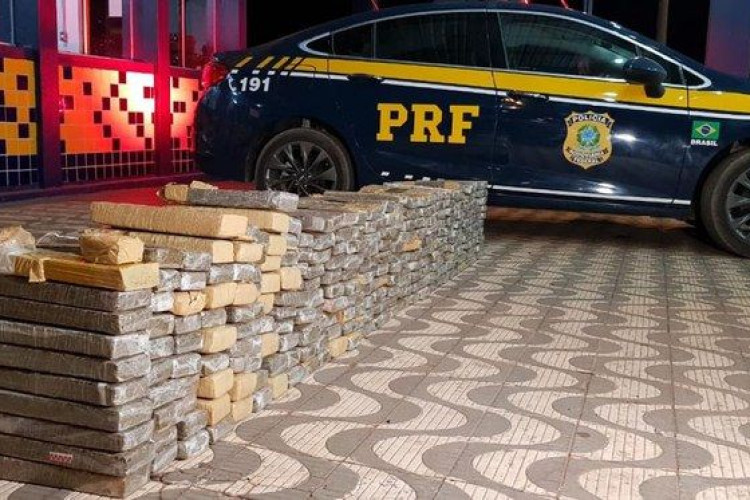 Homem é preso pela PRF com mais de 305 Kg de Skunk em MT