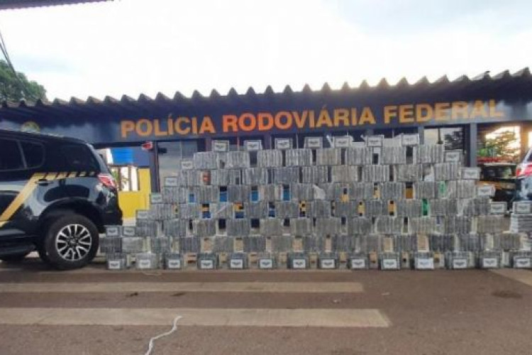Homem é preso transportando 685 kilos de cocaína em meio a carga de algodão