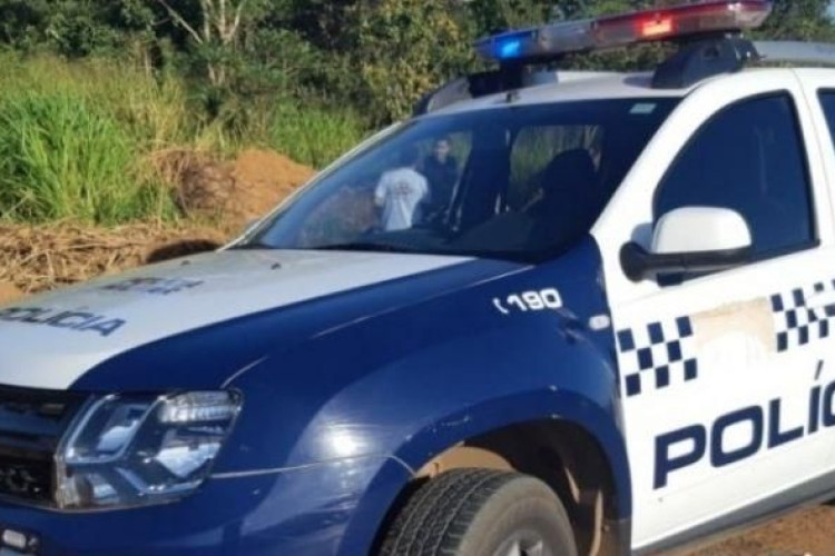 Homem esfaqueia esposa até a morte e chora para policiais