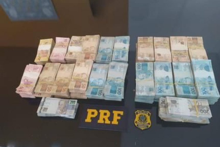 Homens não citam origem de R$ 500 mil achados em carro pela PRF