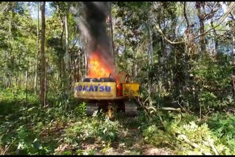 Ibama retira garimpeiros em terra indígena e queima 7 maquinários em Pontes e Lacerda