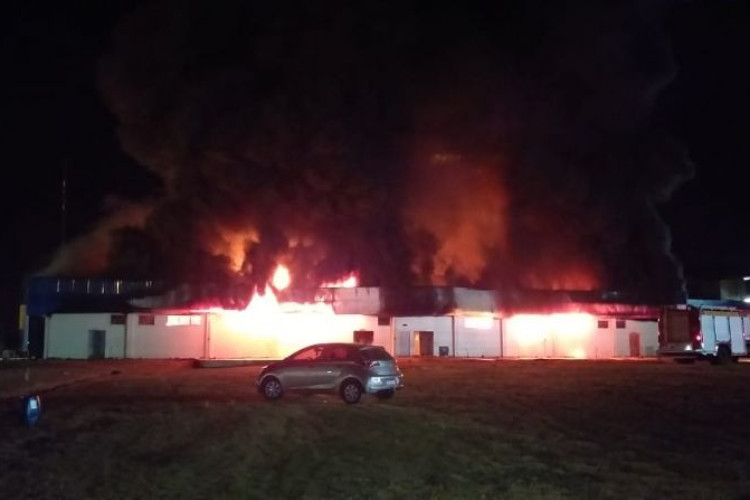 Incêndio de grandes proporções atinge parte do Frigorífico JBS em Pontes e Lacerda-MT