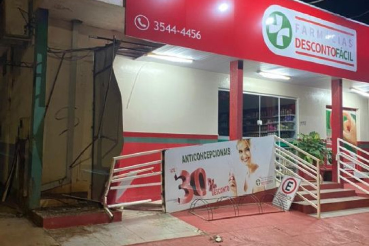 Ladrão é preso embriagado após bater caminhonete furtada contra fachada de farmácia em MT