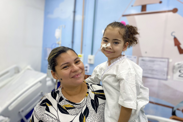 Mãe de menina de 4 anos operada no Hospital Estadual Santa Casa comemora recuperação da filha