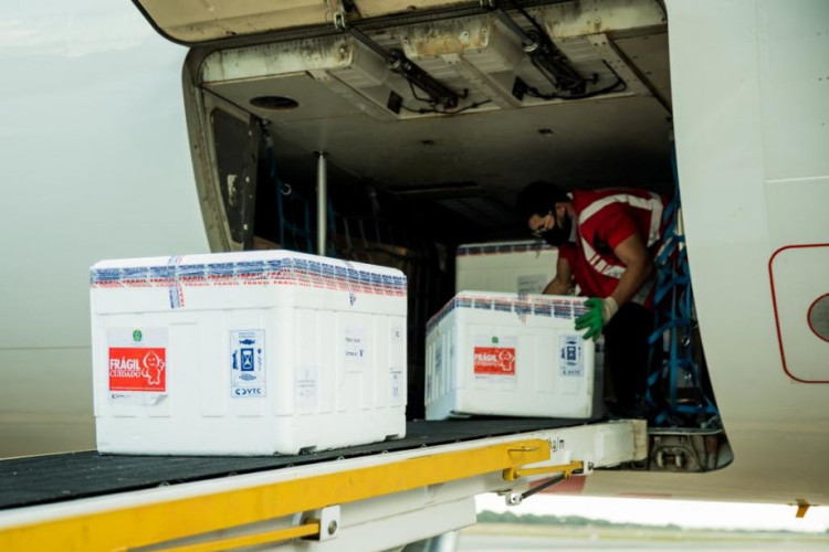 Mato Grosso recebe 100.160 doses de vacina nesta terça-feira (18)