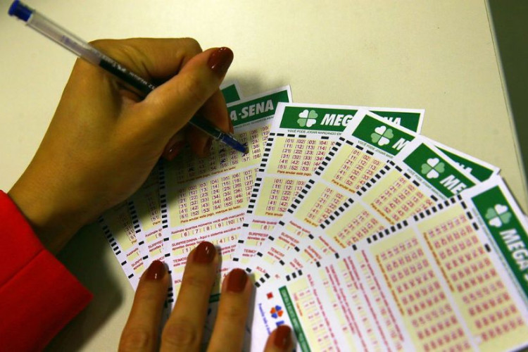 Mega-Sena acumulada sorteia R$ 100 milhões neste sábado