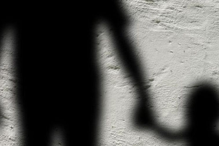 Menina de 4 anos conta que é abusada sexualmente pelo marido da babá