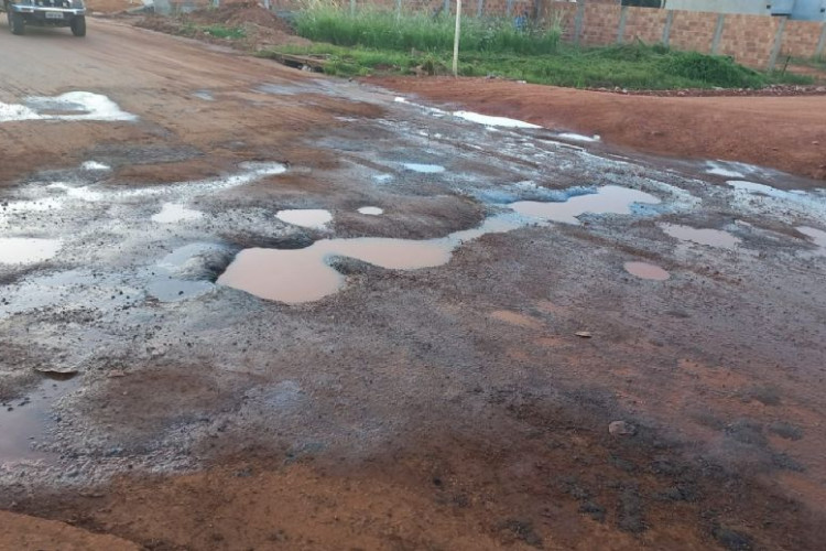 Morador grava vídeo pedindo providencias com relação a buracos em Avenida de Pontes e Lacerda