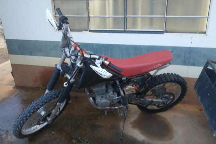Motocicleta furtada em Campos de Júlio é recuperada pela Polícia Civil em oficina em Comodoro