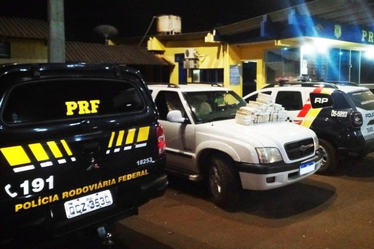 Motorista é preso com 50 kg de cocaína escondidos em teto falso de caminhonete na BR-070