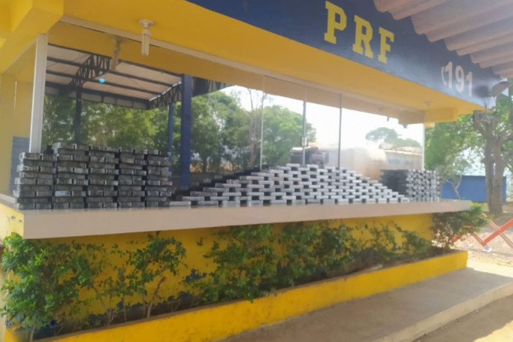 Motoristas são presos com 280 kg de entorpecentes em MT