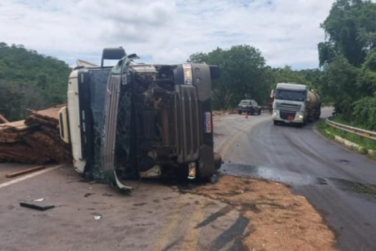 Mulher morre após carreta tombar; marido e filho ficam feridos