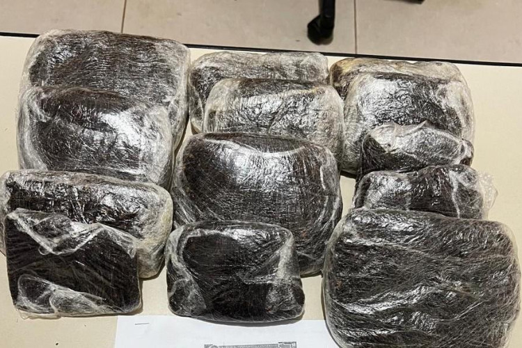 Mulheres são flagradas tentando entrar com materiais de uso proibido na PCE