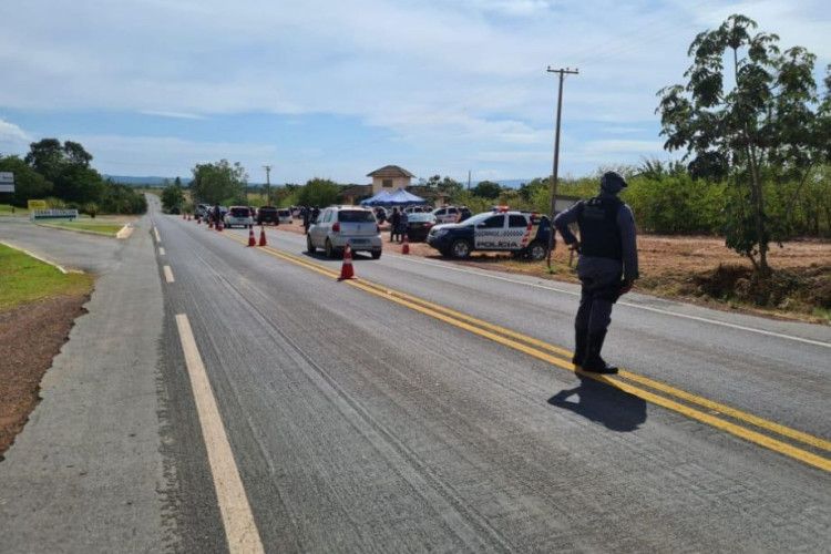 Operação da PM aborda 85 veículos, apreende drogas e prende seis pessoas na Estrada do Manso
