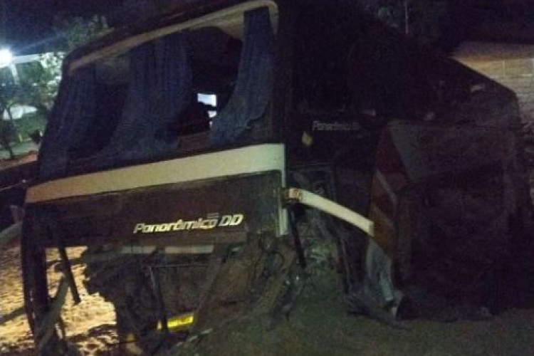 Pai e filho morrem e 6 ficam feridos após ônibus que transportava estrangeiros tombar na Serra de São Vicente em MT