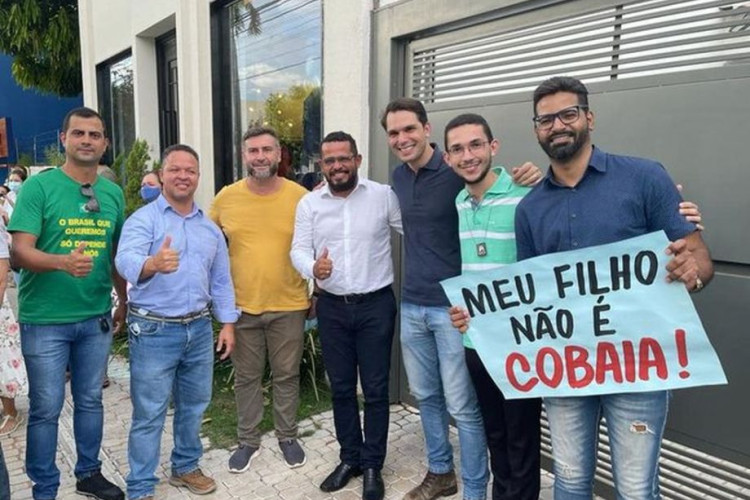 Pais fazem protesto contra passaporte da vacina para crianças em Rondonópolis (MT)
