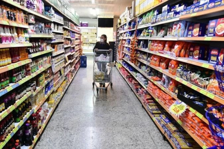 Para conter inflação, governo zera imposto de importação de alimentos; Carnes, farinha de trigo e biscoitos estão entre os produtos afetados