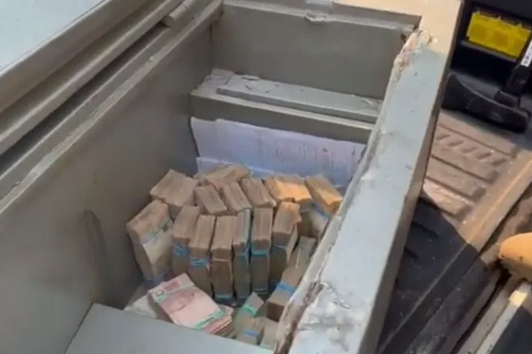 PF encontra cofre com quase R$ 750 mil durante operação contra envolvidos em lavagem de dinheiro e tráfico de drogas em MT