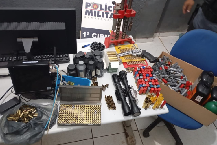 PM prende homem por violência doméstica e apreende arma de fogo e munições em residência