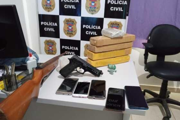 Polícia Civil apreende 5 tijolos de maconha, arma de fogo e prende 7 suspeitos durante averiguação de uma denúncia