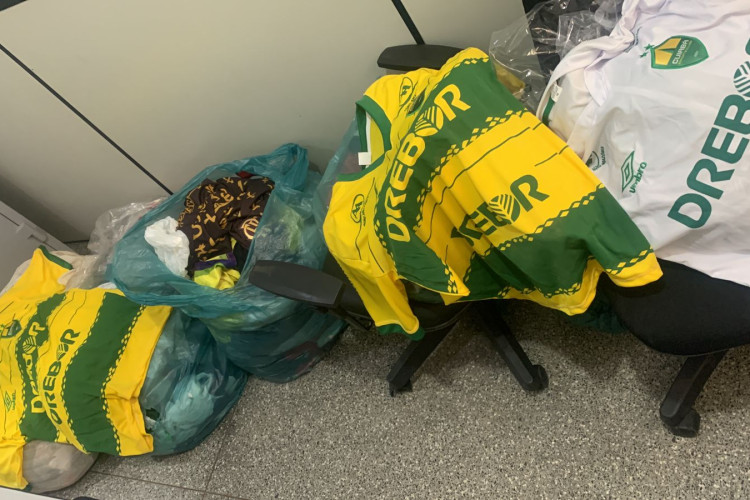 Polícia Civil apreende centenas de camisetas de times falsificadas em mais uma fase de operação de combate à pirataria