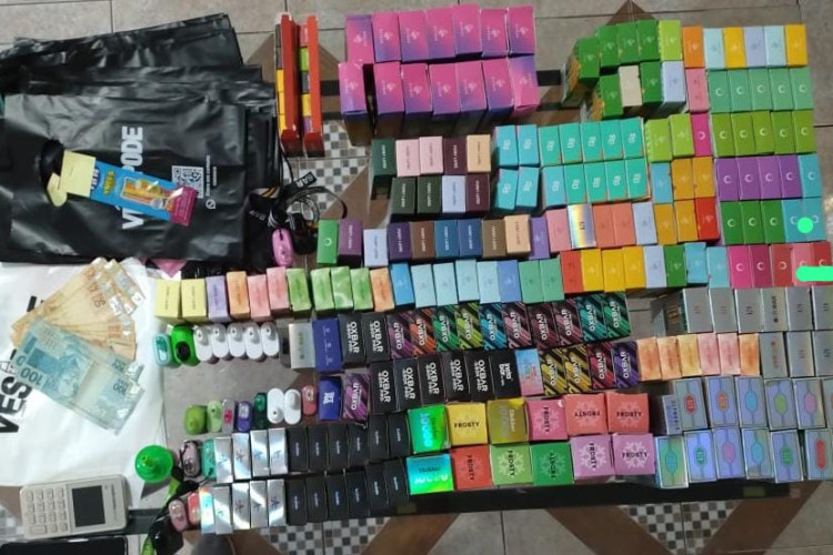 Polícia Civil apreende R$ 30 mil em dispositivos eletrônicos de fumar e prende três em flagrante em Comodoro