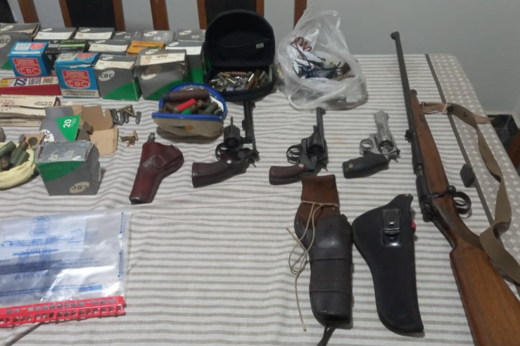 Polícia Civil cumpre 12 mandados em investigação sobre morte de empresária e apreende armas de fogo