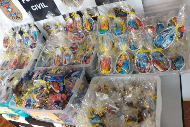 Polícia Civil distribui ovos de Páscoa e kits de chocolates para crianças carentes em Campos de Júlio